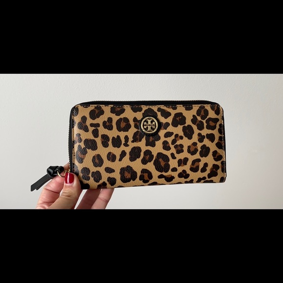 Tory Burch Handbags - Tory Burch Continental Zippered Wallet Cheetah